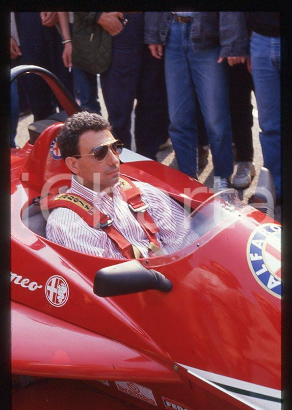 Michele ALBORETO Pilota FERRARI Formula 1 - 1985 ca - 35 mm vintage slide (17) Diapositiva d'epoca, in formato 35 mm. E' severamente vietata la riproduzione. Tutti i diritti sono riservati.  ICharta mette in vendita, sul negozio eBay e in esclusiva sul sito "icharta" il proprio archivio composto da numerose diapositive e negativi fotografici d'epoca, tutti originali e autentici, che attraversano la storia del costume tra la fine degli anni Sessanta e Novanta.Si tratta di uno sguardo inedito sull'attualit&agrave;, la politica, la vita quotidiana, il gossip e la cultura, che fotografa il cambiamento della nazione in quest'ultimo scorcio del XX secolo. Un'occasione unica per il mercato del collezionismo, che vede finalmente disponibile un archivio eccezionale per vastit&agrave;, tematiche e condizioni, in un settore (il negativo fotografico e la diapositiva) di assoluta novit&agrave; e dalle interessanti prospettive di investimento.  GOOD/buono   originale e autentica 1