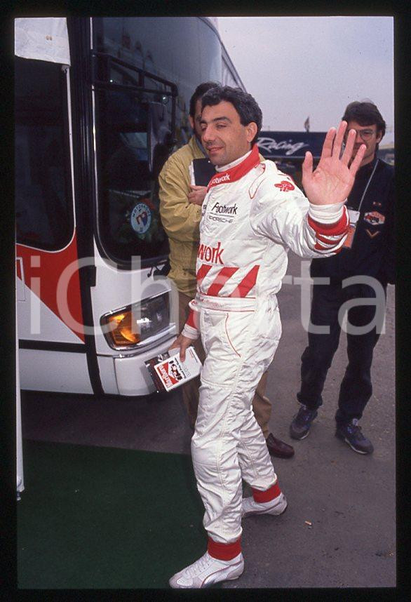 Michele ALBORETO Pilota FERRARI Formula 1 - 1985 ca - 35 mm vintage slide (18) Diapositiva d'epoca, in formato 35 mm. E' severamente vietata la riproduzione. Tutti i diritti sono riservati.  ICharta mette in vendita, sul negozio eBay e in esclusiva sul sito "icharta" il proprio archivio composto da numerose diapositive e negativi fotografici d'epoca, tutti originali e autentici, che attraversano la storia del costume tra la fine degli anni Sessanta e Novanta.Si tratta di uno sguardo inedito sull'attualit&agrave;, la politica, la vita quotidiana, il gossip e la cultura, che fotografa il cambiamento della nazione in quest'ultimo scorcio del XX secolo. Un'occasione unica per il mercato del collezionismo, che vede finalmente disponibile un archivio eccezionale per vastit&agrave;, tematiche e condizioni, in un settore (il negativo fotografico e la diapositiva) di assoluta novit&agrave; e dalle interessanti prospettive di investimento.  GOOD/buono   originale e autentica 1