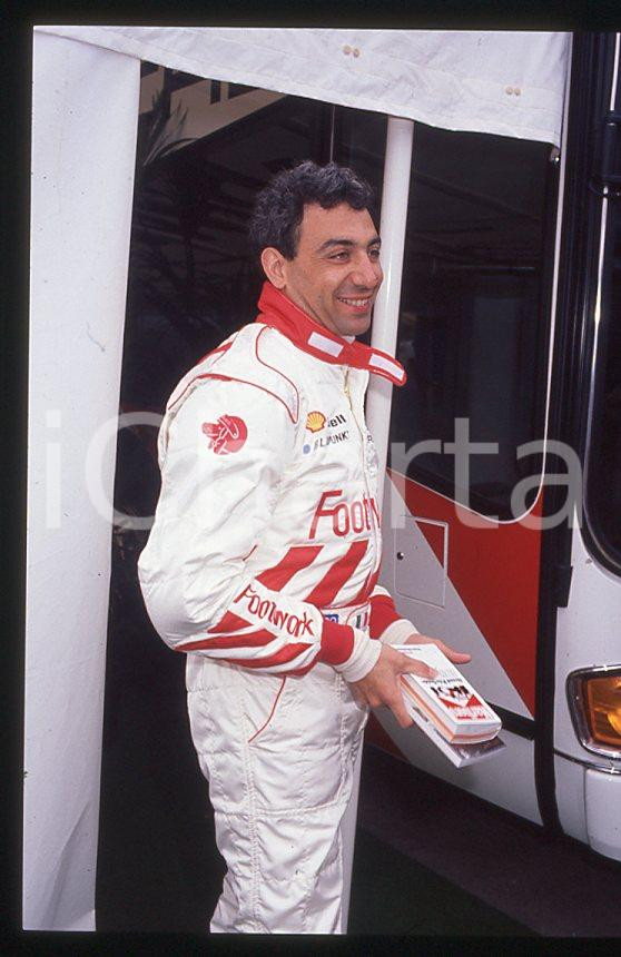 Michele ALBORETO Pilota FERRARI Formula 1 - 1985 ca - 35 mm vintage slide (19) Diapositiva d'epoca, in formato 35 mm. E' severamente vietata la riproduzione. Tutti i diritti sono riservati.  ICharta mette in vendita, sul negozio eBay e in esclusiva sul sito "icharta" il proprio archivio composto da numerose diapositive e negativi fotografici d'epoca, tutti originali e autentici, che attraversano la storia del costume tra la fine degli anni Sessanta e Novanta.Si tratta di uno sguardo inedito sull'attualit&agrave;, la politica, la vita quotidiana, il gossip e la cultura, che fotografa il cambiamento della nazione in quest'ultimo scorcio del XX secolo. Un'occasione unica per il mercato del collezionismo, che vede finalmente disponibile un archivio eccezionale per vastit&agrave;, tematiche e condizioni, in un settore (il negativo fotografico e la diapositiva) di assoluta novit&agrave; e dalle interessanti prospettive di investimento.  GOOD/buono   originale e autentica 1