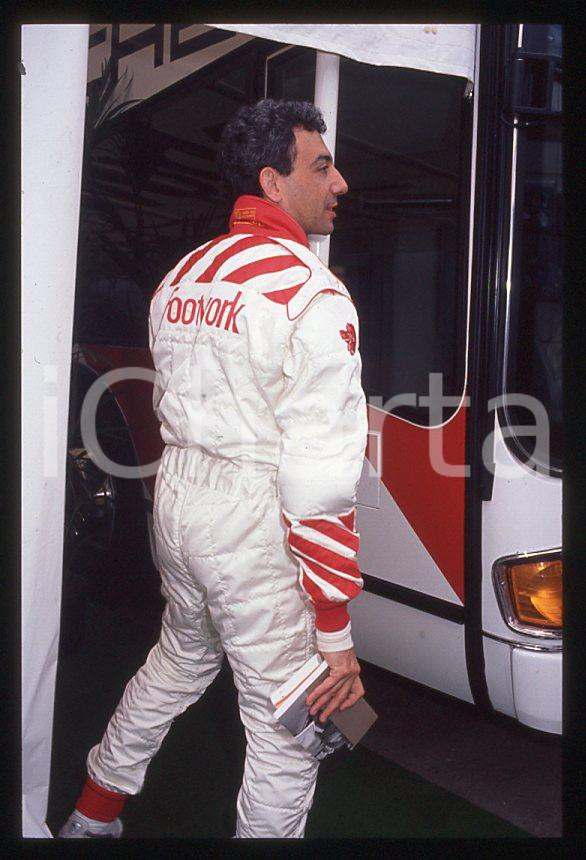 Michele ALBORETO Pilota FERRARI Formula 1 - 1985 ca - 35 mm vintage slide (20) Diapositiva d'epoca, in formato 35 mm. E' severamente vietata la riproduzione. Tutti i diritti sono riservati.  ICharta mette in vendita, sul negozio eBay e in esclusiva sul sito "icharta" il proprio archivio composto da numerose diapositive e negativi fotografici d'epoca, tutti originali e autentici, che attraversano la storia del costume tra la fine degli anni Sessanta e Novanta.Si tratta di uno sguardo inedito sull'attualit&agrave;, la politica, la vita quotidiana, il gossip e la cultura, che fotografa il cambiamento della nazione in quest'ultimo scorcio del XX secolo. Un'occasione unica per il mercato del collezionismo, che vede finalmente disponibile un archivio eccezionale per vastit&agrave;, tematiche e condizioni, in un settore (il negativo fotografico e la diapositiva) di assoluta novit&agrave; e dalle interessanti prospettive di investimento.  GOOD/buono   originale e autentica 1