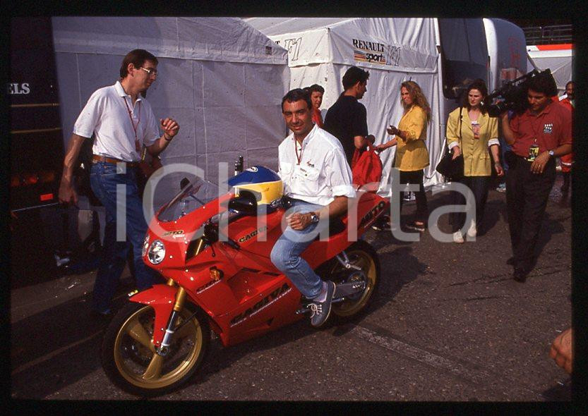 Michele ALBORETO Pilota FERRARI su moto CAGIVA - 1985 ca - 35 mm vintage slide 1 Diapositiva d'epoca, in formato 35 mm. E' severamente vietata la riproduzione. Tutti i diritti sono riservati.  ICharta mette in vendita, sul negozio eBay e in esclusiva sul sito "icharta" il proprio archivio composto da numerose diapositive e negativi fotografici d'epoca, tutti originali e autentici, che attraversano la storia del costume tra la fine degli anni Sessanta e Novanta.Si tratta di uno sguardo inedito sull'attualit&agrave;, la politica, la vita quotidiana, il gossip e la cultura, che fotografa il cambiamento della nazione in quest'ultimo scorcio del XX secolo. Un'occasione unica per il mercato del collezionismo, che vede finalmente disponibile un archivio eccezionale per vastit&agrave;, tematiche e condizioni, in un settore (il negativo fotografico e la diapositiva) di assoluta novit&agrave; e dalle interessanti prospettive di investimento.  GOOD/buono   originale e autentica 1