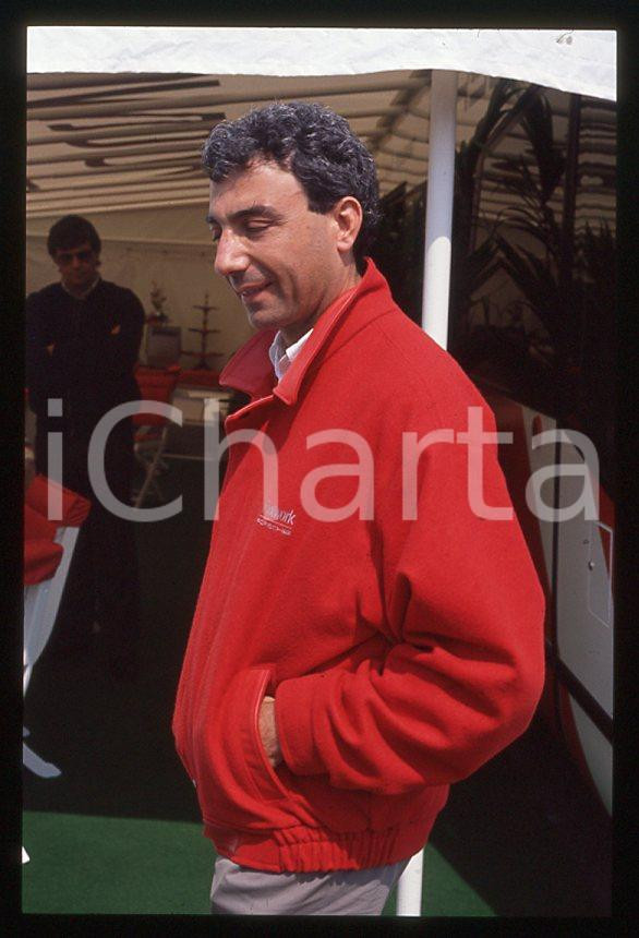Michele ALBORETO Pilota FERRARI Formula 1 - 1985 ca - 35 mm vintage slide (22) Diapositiva d'epoca, in formato 35 mm. E' severamente vietata la riproduzione. Tutti i diritti sono riservati.  ICharta mette in vendita, sul negozio eBay e in esclusiva sul sito "icharta" il proprio archivio composto da numerose diapositive e negativi fotografici d'epoca, tutti originali e autentici, che attraversano la storia del costume tra la fine degli anni Sessanta e Novanta.Si tratta di uno sguardo inedito sull'attualit&agrave;, la politica, la vita quotidiana, il gossip e la cultura, che fotografa il cambiamento della nazione in quest'ultimo scorcio del XX secolo. Un'occasione unica per il mercato del collezionismo, che vede finalmente disponibile un archivio eccezionale per vastit&agrave;, tematiche e condizioni, in un settore (il negativo fotografico e la diapositiva) di assoluta novit&agrave; e dalle interessanti prospettive di investimento.  GOOD/buono   originale e autentica 1