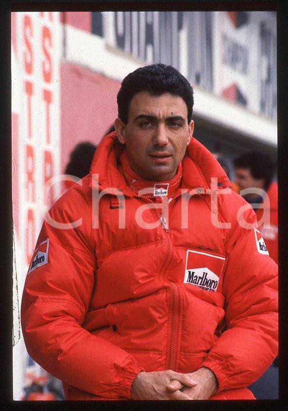 Michele ALBORETO Pilota FERRARI Formula 1 - 1985 ca - 35 mm vintage slide (24) Diapositiva d'epoca, in formato 35 mm. E' severamente vietata la riproduzione. Tutti i diritti sono riservati.  ICharta mette in vendita, sul negozio eBay e in esclusiva sul sito "icharta" il proprio archivio composto da numerose diapositive e negativi fotografici d'epoca, tutti originali e autentici, che attraversano la storia del costume tra la fine degli anni Sessanta e Novanta.Si tratta di uno sguardo inedito sull'attualit&agrave;, la politica, la vita quotidiana, il gossip e la cultura, che fotografa il cambiamento della nazione in quest'ultimo scorcio del XX secolo. Un'occasione unica per il mercato del collezionismo, che vede finalmente disponibile un archivio eccezionale per vastit&agrave;, tematiche e condizioni, in un settore (il negativo fotografico e la diapositiva) di assoluta novit&agrave; e dalle interessanti prospettive di investimento.  GOOD/buono   originale e autentica 1