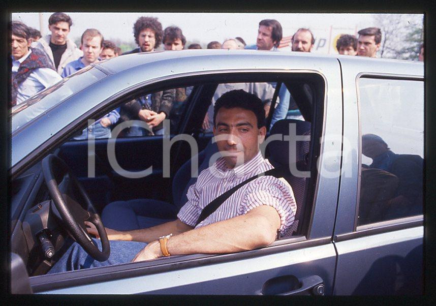 Michele ALBORETO Pilota FERRARI Formula 1 - 1985 ca - 35 mm vintage slide (25) Diapositiva d'epoca, in formato 35 mm. E' severamente vietata la riproduzione. Tutti i diritti sono riservati.  ICharta mette in vendita, sul negozio eBay e in esclusiva sul sito "icharta" il proprio archivio composto da numerose diapositive e negativi fotografici d'epoca, tutti originali e autentici, che attraversano la storia del costume tra la fine degli anni Sessanta e Novanta.Si tratta di uno sguardo inedito sull'attualit&agrave;, la politica, la vita quotidiana, il gossip e la cultura, che fotografa il cambiamento della nazione in quest'ultimo scorcio del XX secolo. Un'occasione unica per il mercato del collezionismo, che vede finalmente disponibile un archivio eccezionale per vastit&agrave;, tematiche e condizioni, in un settore (il negativo fotografico e la diapositiva) di assoluta novit&agrave; e dalle interessanti prospettive di investimento.  GOOD/buono   originale e autentica 1