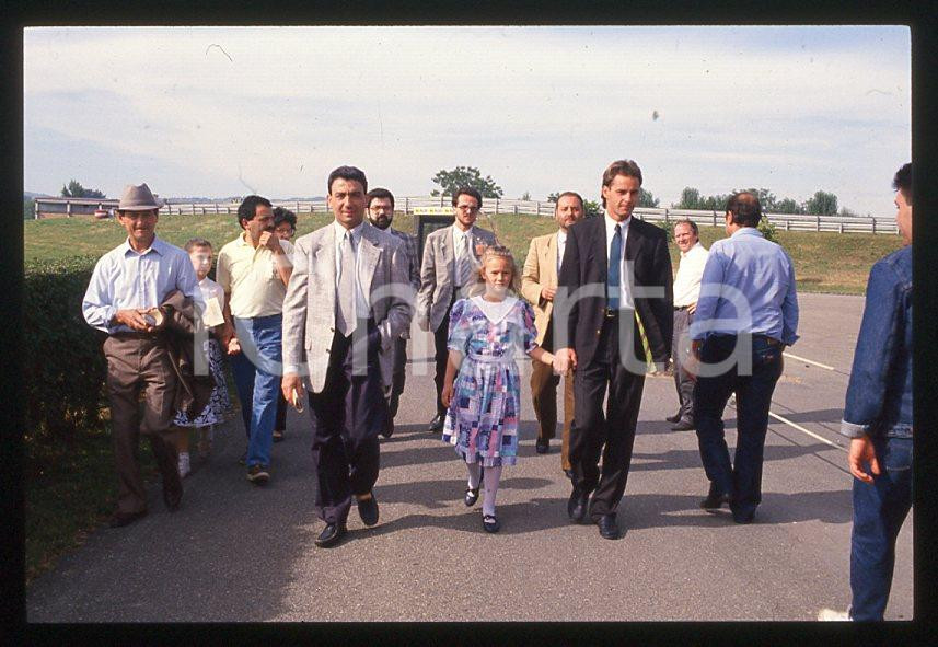 Michele ALBORETO Gerhard BERGER Formula 1 FERRARI 1985ca - 35 mm vintage slide 4 Diapositiva d'epoca, in formato 35 mm. E' severamente vietata la riproduzione. Tutti i diritti sono riservati.  ICharta mette in vendita, sul negozio eBay e in esclusiva sul sito "icharta" il proprio archivio composto da numerose diapositive e negativi fotografici d'epoca, tutti originali e autentici, che attraversano la storia del costume tra la fine degli anni Sessanta e Novanta.Si tratta di uno sguardo inedito sull'attualit&agrave;, la politica, la vita quotidiana, il gossip e la cultura, che fotografa il cambiamento della nazione in quest'ultimo scorcio del XX secolo. Un'occasione unica per il mercato del collezionismo, che vede finalmente disponibile un archivio eccezionale per vastit&agrave;, tematiche e condizioni, in un settore (il negativo fotografico e la diapositiva) di assoluta novit&agrave; e dalle interessanti prospettive di investimento.  GOOD/buono   originale e autentica 1