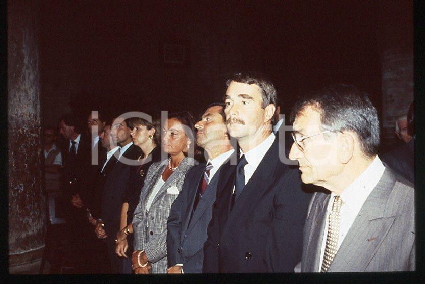 Michele ALBORETO Nigel MANSELL Trigesimo Enzo FERRARI 1988 - 35 mm vintage slide Diapositiva d'epoca, in formato 35 mm. E' severamente vietata la riproduzione. Tutti i diritti sono riservati.  ICharta mette in vendita, sul negozio eBay e in esclusiva sul sito "icharta" il proprio archivio composto da numerose diapositive e negativi fotografici d'epoca, tutti originali e autentici, che attraversano la storia del costume tra la fine degli anni Sessanta e Novanta.Si tratta di uno sguardo inedito sull'attualit&agrave;, la politica, la vita quotidiana, il gossip e la cultura, che fotografa il cambiamento della nazione in quest'ultimo scorcio del XX secolo. Un'occasione unica per il mercato del collezionismo, che vede finalmente disponibile un archivio eccezionale per vastit&agrave;, tematiche e condizioni, in un settore (il negativo fotografico e la diapositiva) di assoluta novit&agrave; e dalle interessanti prospettive di investimento.  GOOD/buono   originale e autentica 1