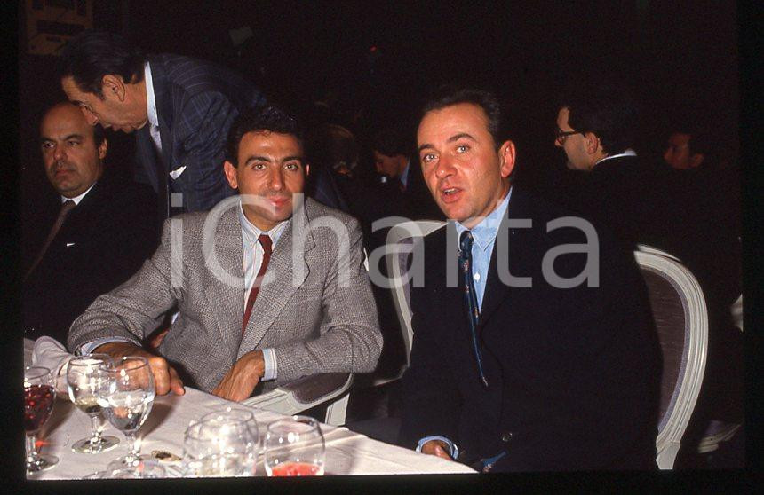 Michele ALBORETO Giorgio FALETTI Formula 1 FERRARI 1985 ca - 35 mm vintage slide Diapositiva d'epoca, in formato 35 mm. E' severamente vietata la riproduzione. Tutti i diritti sono riservati.  ICharta mette in vendita, sul negozio eBay e in esclusiva sul sito "icharta" il proprio archivio composto da numerose diapositive e negativi fotografici d'epoca, tutti originali e autentici, che attraversano la storia del costume tra la fine degli anni Sessanta e Novanta.Si tratta di uno sguardo inedito sull'attualit&agrave;, la politica, la vita quotidiana, il gossip e la cultura, che fotografa il cambiamento della nazione in quest'ultimo scorcio del XX secolo. Un'occasione unica per il mercato del collezionismo, che vede finalmente disponibile un archivio eccezionale per vastit&agrave;, tematiche e condizioni, in un settore (il negativo fotografico e la diapositiva) di assoluta novit&agrave; e dalle interessanti prospettive di investimento.  GOOD/buono   originale e autentica 1