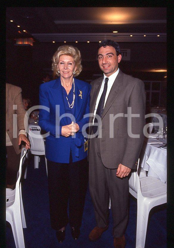 Michele ALBORETO Lea PERICOLI Formula 1 FERRARI 1985 ca - 35 mm vintage slide Diapositiva d'epoca, in formato 35 mm. E' severamente vietata la riproduzione. Tutti i diritti sono riservati.  ICharta mette in vendita, sul negozio eBay e in esclusiva sul sito "icharta" il proprio archivio composto da numerose diapositive e negativi fotografici d'epoca, tutti originali e autentici, che attraversano la storia del costume tra la fine degli anni Sessanta e Novanta.Si tratta di uno sguardo inedito sull'attualit&agrave;, la politica, la vita quotidiana, il gossip e la cultura, che fotografa il cambiamento della nazione in quest'ultimo scorcio del XX secolo. Un'occasione unica per il mercato del collezionismo, che vede finalmente disponibile un archivio eccezionale per vastit&agrave;, tematiche e condizioni, in un settore (il negativo fotografico e la diapositiva) di assoluta novit&agrave; e dalle interessanti prospettive di investimento.  GOOD/buono   originale e autentica 1