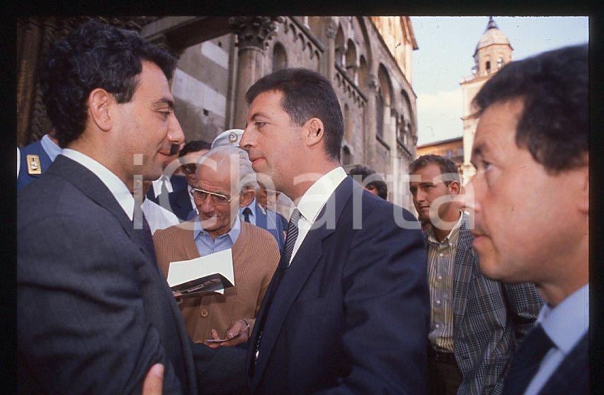 Michele ALBORETO Piero LARDI FERRARI 1985 ca - 35 mm vintage slide (1) Diapositiva d'epoca, in formato 35 mm. E' severamente vietata la riproduzione. Tutti i diritti sono riservati.  ICharta mette in vendita, sul negozio eBay e in esclusiva sul sito "icharta" il proprio archivio composto da numerose diapositive e negativi fotografici d'epoca, tutti originali e autentici, che attraversano la storia del costume tra la fine degli anni Sessanta e Novanta.Si tratta di uno sguardo inedito sull'attualit&agrave;, la politica, la vita quotidiana, il gossip e la cultura, che fotografa il cambiamento della nazione in quest'ultimo scorcio del XX secolo. Un'occasione unica per il mercato del collezionismo, che vede finalmente disponibile un archivio eccezionale per vastit&agrave;, tematiche e condizioni, in un settore (il negativo fotografico e la diapositiva) di assoluta novit&agrave; e dalle interessanti prospettive di investimento.  GOOD/buono   originale e autentica 1