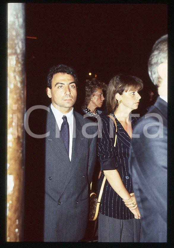 Nadia ASTORRI Michele ALBORETO Trigesimo Enzo FERRARI 1988 - 35 mm vintage slide Diapositiva d'epoca, in formato 35 mm. E' severamente vietata la riproduzione. Tutti i diritti sono riservati.  ICharta mette in vendita, sul negozio eBay e in esclusiva sul sito "icharta" il proprio archivio composto da numerose diapositive e negativi fotografici d'epoca, tutti originali e autentici, che attraversano la storia del costume tra la fine degli anni Sessanta e Novanta.Si tratta di uno sguardo inedito sull'attualit&agrave;, la politica, la vita quotidiana, il gossip e la cultura, che fotografa il cambiamento della nazione in quest'ultimo scorcio del XX secolo. Un'occasione unica per il mercato del collezionismo, che vede finalmente disponibile un archivio eccezionale per vastit&agrave;, tematiche e condizioni, in un settore (il negativo fotografico e la diapositiva) di assoluta novit&agrave; e dalle interessanti prospettive di investimento.  GOOD/buono   originale e autentica 1