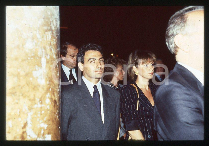 Michele ALBORETO Nadia ASTORRI Trigesimo Enzo FERRARI 1988 - 35 mm vintage slide Diapositiva d'epoca, in formato 35 mm. E' severamente vietata la riproduzione. Tutti i diritti sono riservati.  ICharta mette in vendita, sul negozio eBay e in esclusiva sul sito "icharta" il proprio archivio composto da numerose diapositive e negativi fotografici d'epoca, tutti originali e autentici, che attraversano la storia del costume tra la fine degli anni Sessanta e Novanta.Si tratta di uno sguardo inedito sull'attualit&agrave;, la politica, la vita quotidiana, il gossip e la cultura, che fotografa il cambiamento della nazione in quest'ultimo scorcio del XX secolo. Un'occasione unica per il mercato del collezionismo, che vede finalmente disponibile un archivio eccezionale per vastit&agrave;, tematiche e condizioni, in un settore (il negativo fotografico e la diapositiva) di assoluta novit&agrave; e dalle interessanti prospettive di investimento.  GOOD/buono   originale e autentica 1