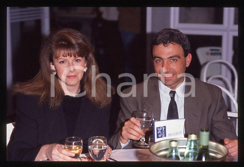 Michele ALBORETO con la moglie Nadia ASTORRI 1985 ca - 35 mm vintage slide Diapositiva d'epoca, in formato 35 mm. E' severamente vietata la riproduzione. Tutti i diritti sono riservati.  ICharta mette in vendita, sul negozio eBay e in esclusiva sul sito "icharta" il proprio archivio composto da numerose diapositive e negativi fotografici d'epoca, tutti originali e autentici, che attraversano la storia del costume tra la fine degli anni Sessanta e Novanta.Si tratta di uno sguardo inedito sull'attualit&agrave;, la politica, la vita quotidiana, il gossip e la cultura, che fotografa il cambiamento della nazione in quest'ultimo scorcio del XX secolo. Un'occasione unica per il mercato del collezionismo, che vede finalmente disponibile un archivio eccezionale per vastit&agrave;, tematiche e condizioni, in un settore (il negativo fotografico e la diapositiva) di assoluta novit&agrave; e dalle interessanti prospettive di investimento.  GOOD/buono   originale e autentica 1