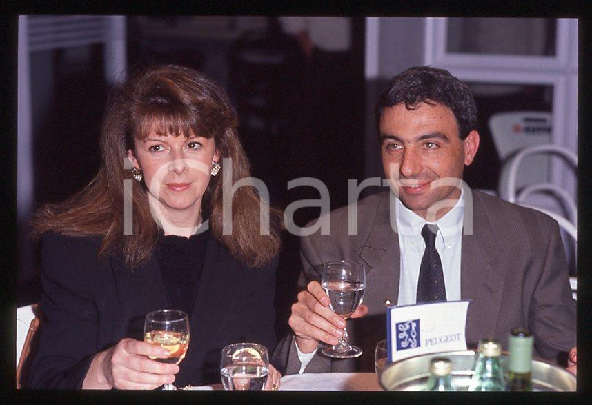 Michele ALBORETO con la moglie Nadia ASTORRI 1985 ca - 35 mm vintage slide (1) Diapositiva d'epoca, in formato 35 mm. E' severamente vietata la riproduzione. Tutti i diritti sono riservati.  ICharta mette in vendita, sul negozio eBay e in esclusiva sul sito "icharta" il proprio archivio composto da numerose diapositive e negativi fotografici d'epoca, tutti originali e autentici, che attraversano la storia del costume tra la fine degli anni Sessanta e Novanta.Si tratta di uno sguardo inedito sull'attualit&agrave;, la politica, la vita quotidiana, il gossip e la cultura, che fotografa il cambiamento della nazione in quest'ultimo scorcio del XX secolo. Un'occasione unica per il mercato del collezionismo, che vede finalmente disponibile un archivio eccezionale per vastit&agrave;, tematiche e condizioni, in un settore (il negativo fotografico e la diapositiva) di assoluta novit&agrave; e dalle interessanti prospettive di investimento.  GOOD/buono   originale e autentica 1