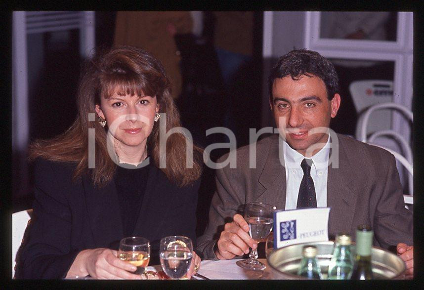 Michele ALBORETO con la moglie Nadia ASTORRI 1985 ca - 35 mm vintage slide (3) Diapositiva d'epoca, in formato 35 mm. E' severamente vietata la riproduzione. Tutti i diritti sono riservati.  ICharta mette in vendita, sul negozio eBay e in esclusiva sul sito "icharta" il proprio archivio composto da numerose diapositive e negativi fotografici d'epoca, tutti originali e autentici, che attraversano la storia del costume tra la fine degli anni Sessanta e Novanta.Si tratta di uno sguardo inedito sull'attualit&agrave;, la politica, la vita quotidiana, il gossip e la cultura, che fotografa il cambiamento della nazione in quest'ultimo scorcio del XX secolo. Un'occasione unica per il mercato del collezionismo, che vede finalmente disponibile un archivio eccezionale per vastit&agrave;, tematiche e condizioni, in un settore (il negativo fotografico e la diapositiva) di assoluta novit&agrave; e dalle interessanti prospettive di investimento.  GOOD/buono   originale e autentica 1