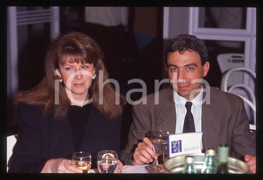 Michele ALBORETO con la moglie Nadia ASTORRI 1985 ca - 35 mm vintage slide (2) Diapositiva d'epoca, in formato 35 mm. E' severamente vietata la riproduzione. Tutti i diritti sono riservati.  ICharta mette in vendita, sul negozio eBay e in esclusiva sul sito "icharta" il proprio archivio composto da numerose diapositive e negativi fotografici d'epoca, tutti originali e autentici, che attraversano la storia del costume tra la fine degli anni Sessanta e Novanta.Si tratta di uno sguardo inedito sull'attualit&agrave;, la politica, la vita quotidiana, il gossip e la cultura, che fotografa il cambiamento della nazione in quest'ultimo scorcio del XX secolo. Un'occasione unica per il mercato del collezionismo, che vede finalmente disponibile un archivio eccezionale per vastit&agrave;, tematiche e condizioni, in un settore (il negativo fotografico e la diapositiva) di assoluta novit&agrave; e dalle interessanti prospettive di investimento.  GOOD/buono   originale e autentica 1