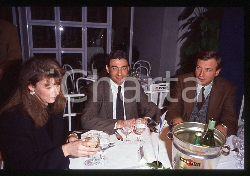 Michele ALBORETO Ermanno RONCHI Nadia ASTORRI 1985 ca - 35 mm vintage slide Diapositiva d'epoca, in formato 35 mm. E' severamente vietata la riproduzione. Tutti i diritti sono riservati.  ICharta mette in vendita, sul negozio eBay e in esclusiva sul sito "icharta" il proprio archivio composto da numerose diapositive e negativi fotografici d'epoca, tutti originali e autentici, che attraversano la storia del costume tra la fine degli anni Sessanta e Novanta.Si tratta di uno sguardo inedito sull'attualit&agrave;, la politica, la vita quotidiana, il gossip e la cultura, che fotografa il cambiamento della nazione in quest'ultimo scorcio del XX secolo. Un'occasione unica per il mercato del collezionismo, che vede finalmente disponibile un archivio eccezionale per vastit&agrave;, tematiche e condizioni, in un settore (il negativo fotografico e la diapositiva) di assoluta novit&agrave; e dalle interessanti prospettive di investimento.  GOOD/buono   originale e autentica 1