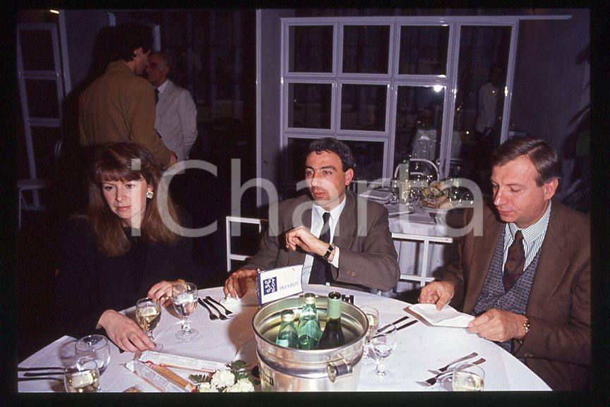 Michele ALBORETO Ermanno RONCHI Nadia ASTORRI 1985 ca - 35 mm vintage slide (1) Diapositiva d'epoca, in formato 35 mm. E' severamente vietata la riproduzione. Tutti i diritti sono riservati.  ICharta mette in vendita, sul negozio eBay e in esclusiva sul sito "icharta" il proprio archivio composto da numerose diapositive e negativi fotografici d'epoca, tutti originali e autentici, che attraversano la storia del costume tra la fine degli anni Sessanta e Novanta.Si tratta di uno sguardo inedito sull'attualit&agrave;, la politica, la vita quotidiana, il gossip e la cultura, che fotografa il cambiamento della nazione in quest'ultimo scorcio del XX secolo. Un'occasione unica per il mercato del collezionismo, che vede finalmente disponibile un archivio eccezionale per vastit&agrave;, tematiche e condizioni, in un settore (il negativo fotografico e la diapositiva) di assoluta novit&agrave; e dalle interessanti prospettive di investimento.  GOOD/buono   originale e autentica 1