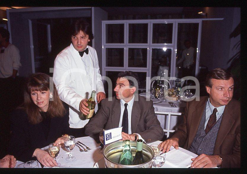 Michele ALBORETO Ermanno RONCHI Nadia ASTORRI 1985 ca - 35 mm vintage slide (2) Diapositiva d'epoca, in formato 35 mm. E' severamente vietata la riproduzione. Tutti i diritti sono riservati.  ICharta mette in vendita, sul negozio eBay e in esclusiva sul sito "icharta" il proprio archivio composto da numerose diapositive e negativi fotografici d'epoca, tutti originali e autentici, che attraversano la storia del costume tra la fine degli anni Sessanta e Novanta.Si tratta di uno sguardo inedito sull'attualit&agrave;, la politica, la vita quotidiana, il gossip e la cultura, che fotografa il cambiamento della nazione in quest'ultimo scorcio del XX secolo. Un'occasione unica per il mercato del collezionismo, che vede finalmente disponibile un archivio eccezionale per vastit&agrave;, tematiche e condizioni, in un settore (il negativo fotografico e la diapositiva) di assoluta novit&agrave; e dalle interessanti prospettive di investimento.  GOOD/buono   originale e autentica 1