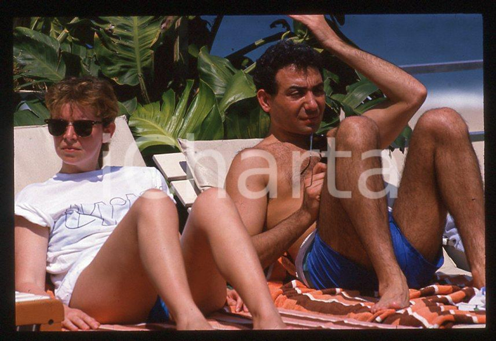 Michele ALBORETO e la moglie Nadia ASTORRI 1985 ca - 35 mm vintage slide (8) Diapositiva d'epoca, in formato 35 mm. E' severamente vietata la riproduzione. Tutti i diritti sono riservati.  ICharta mette in vendita, sul negozio eBay e in esclusiva sul sito "icharta" il proprio archivio composto da numerose diapositive e negativi fotografici d'epoca, tutti originali e autentici, che attraversano la storia del costume tra la fine degli anni Sessanta e Novanta.Si tratta di uno sguardo inedito sull'attualit&agrave;, la politica, la vita quotidiana, il gossip e la cultura, che fotografa il cambiamento della nazione in quest'ultimo scorcio del XX secolo. Un'occasione unica per il mercato del collezionismo, che vede finalmente disponibile un archivio eccezionale per vastit&agrave;, tematiche e condizioni, in un settore (il negativo fotografico e la diapositiva) di assoluta novit&agrave; e dalle interessanti prospettive di investimento.  GOOD/buono   originale e autentica 1