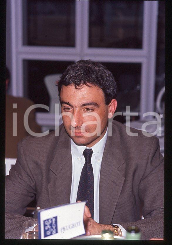 Michele ALBORETO Pilota FERRARI Formula 1 - 1985 ca - 35 mm vintage slide (27) Diapositiva d'epoca, in formato 35 mm. E' severamente vietata la riproduzione. Tutti i diritti sono riservati.  ICharta mette in vendita, sul negozio eBay e in esclusiva sul sito "icharta" il proprio archivio composto da numerose diapositive e negativi fotografici d'epoca, tutti originali e autentici, che attraversano la storia del costume tra la fine degli anni Sessanta e Novanta.Si tratta di uno sguardo inedito sull'attualit&agrave;, la politica, la vita quotidiana, il gossip e la cultura, che fotografa il cambiamento della nazione in quest'ultimo scorcio del XX secolo. Un'occasione unica per il mercato del collezionismo, che vede finalmente disponibile un archivio eccezionale per vastit&agrave;, tematiche e condizioni, in un settore (il negativo fotografico e la diapositiva) di assoluta novit&agrave; e dalle interessanti prospettive di investimento.  GOOD/buono   originale e autentica 1