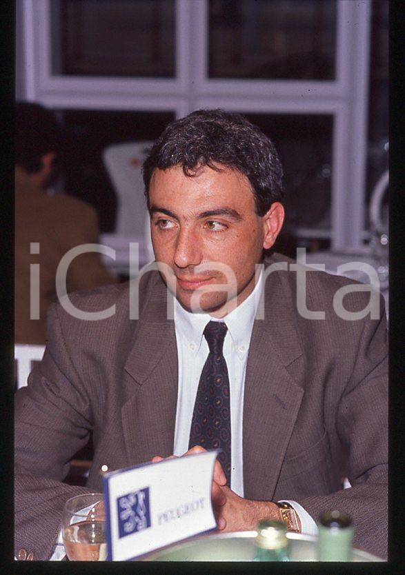 Michele ALBORETO Pilota FERRARI Formula 1 - 1985 ca - 35 mm vintage slide (26) Diapositiva d'epoca, in formato 35 mm. E' severamente vietata la riproduzione. Tutti i diritti sono riservati.  ICharta mette in vendita, sul negozio eBay e in esclusiva sul sito "icharta" il proprio archivio composto da numerose diapositive e negativi fotografici d'epoca, tutti originali e autentici, che attraversano la storia del costume tra la fine degli anni Sessanta e Novanta.Si tratta di uno sguardo inedito sull'attualit&agrave;, la politica, la vita quotidiana, il gossip e la cultura, che fotografa il cambiamento della nazione in quest'ultimo scorcio del XX secolo. Un'occasione unica per il mercato del collezionismo, che vede finalmente disponibile un archivio eccezionale per vastit&agrave;, tematiche e condizioni, in un settore (il negativo fotografico e la diapositiva) di assoluta novit&agrave; e dalle interessanti prospettive di investimento.  GOOD/buono   originale e autentica 1