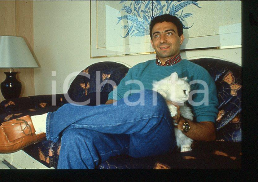 Michele ALBORETO Pilota FERRARI Formula 1 - 1985 ca - 35 mm vintage slide 28 Diapositiva d'epoca, in formato 35 mm. E' severamente vietata la riproduzione. Tutti i diritti sono riservati.  ICharta mette in vendita, sul negozio eBay e in esclusiva sul sito "icharta" il proprio archivio composto da numerose diapositive e negativi fotografici d'epoca, tutti originali e autentici, che attraversano la storia del costume tra la fine degli anni Sessanta e Novanta.Si tratta di uno sguardo inedito sull'attualit&agrave;, la politica, la vita quotidiana, il gossip e la cultura, che fotografa il cambiamento della nazione in quest'ultimo scorcio del XX secolo. Un'occasione unica per il mercato del collezionismo, che vede finalmente disponibile un archivio eccezionale per vastit&agrave;, tematiche e condizioni, in un settore (il negativo fotografico e la diapositiva) di assoluta novit&agrave; e dalle interessanti prospettive di investimento.  GOOD/buono   originale e autentica 1