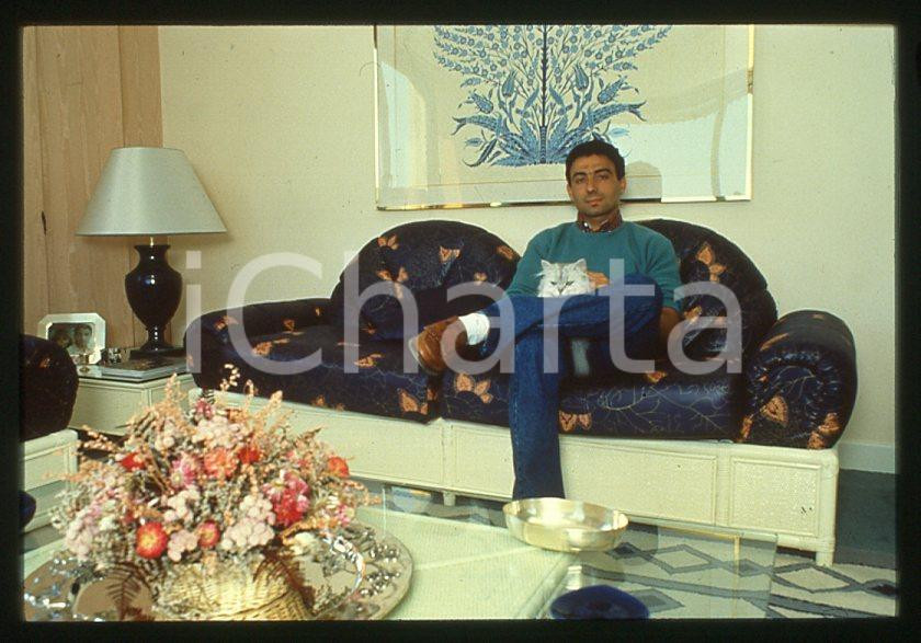 Michele ALBORETO Pilota FERRARI Formula 1 - 1985 ca - 35 mm vintage slide (29) Diapositiva d'epoca, in formato 35 mm. E' severamente vietata la riproduzione. Tutti i diritti sono riservati.  ICharta mette in vendita, sul negozio eBay e in esclusiva sul sito "icharta" il proprio archivio composto da numerose diapositive e negativi fotografici d'epoca, tutti originali e autentici, che attraversano la storia del costume tra la fine degli anni Sessanta e Novanta.Si tratta di uno sguardo inedito sull'attualit&agrave;, la politica, la vita quotidiana, il gossip e la cultura, che fotografa il cambiamento della nazione in quest'ultimo scorcio del XX secolo. Un'occasione unica per il mercato del collezionismo, che vede finalmente disponibile un archivio eccezionale per vastit&agrave;, tematiche e condizioni, in un settore (il negativo fotografico e la diapositiva) di assoluta novit&agrave; e dalle interessanti prospettive di investimento.  GOOD/buono   originale e autentica 1