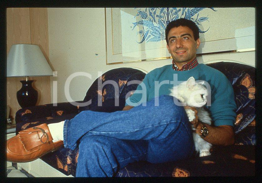 Michele ALBORETO Pilota FERRARI Formula 1 - 1985 ca - 35 mm vintage slide (30) Diapositiva d'epoca, in formato 35 mm. E' severamente vietata la riproduzione. Tutti i diritti sono riservati.  ICharta mette in vendita, sul negozio eBay e in esclusiva sul sito "icharta" il proprio archivio composto da numerose diapositive e negativi fotografici d'epoca, tutti originali e autentici, che attraversano la storia del costume tra la fine degli anni Sessanta e Novanta.Si tratta di uno sguardo inedito sull'attualit&agrave;, la politica, la vita quotidiana, il gossip e la cultura, che fotografa il cambiamento della nazione in quest'ultimo scorcio del XX secolo. Un'occasione unica per il mercato del collezionismo, che vede finalmente disponibile un archivio eccezionale per vastit&agrave;, tematiche e condizioni, in un settore (il negativo fotografico e la diapositiva) di assoluta novit&agrave; e dalle interessanti prospettive di investimento.  GOOD/buono   originale e autentica 1