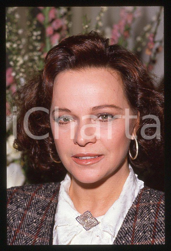 Laura ANTONELLI - Ritratto - CINEMA ITALIA 1990 ca *35mm vintage slide 1 Diapositiva originale, in formato 35 mm.Per i diritti rivolgersi a ICharta.E' severamente vietata la riproduzione. Tutti i diritti sono riservati.ICharta mette in vendita, sul negozio eBay e in esclusiva sul sito "icharta" il proprio archivio composto da numerose diapositive e negativi fotografici d'epoca, tutti originali e autentici, che attraversano la storia del costume tra la fine degli anni Sessanta e Novanta.Si tratta di uno sguardo inedito sull'attualità, la politica, la vita quotidiana, il gossip e la cultura, che fotografa il cambiamento della nazione in quest'ultimo scorcio del XX secolo. Un'occasione unica per il mercato del collezionismo, che vede finalmente disponibile un archivio eccezionale per vastità, tematiche e condizioni, in un settore (il negativo fotografico e la diapositiva) di assoluta novità e dalle interessanti prospettive di investimento.  GOOD/buono   originale e autentica 1