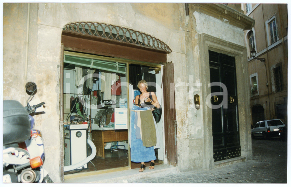 Fotografia d epoca originale 1995 ca ROMA Ela WEBER in lavanderia  Foto 20x12 cm 2 1