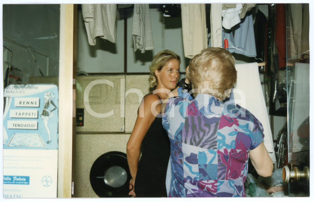 Fotografia d epoca originale 1995 ca ROMA Ela WEBER in lavanderia  Foto 20x12 cm 5 1