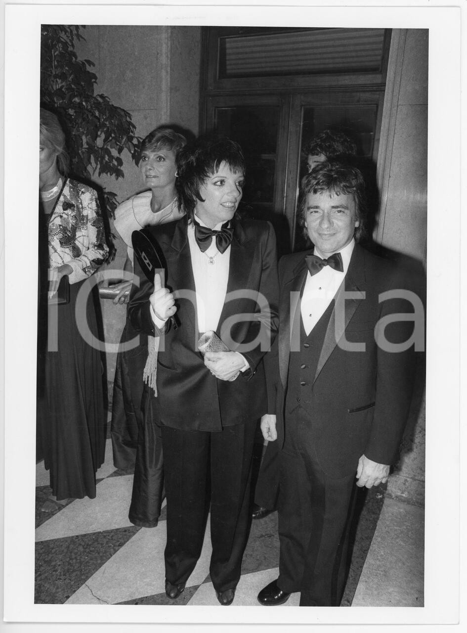Fotografia d epoca originale 1990 ca MILANO ? Liza MINNELLI Dudley MOORE Rossella FALCK Foto 18x24 cm 1