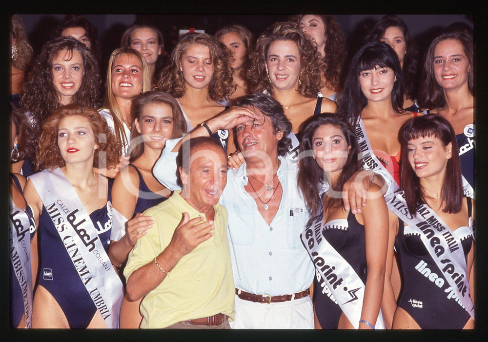 Alain DELON ed Enzo MIRIGLIANI - MISS ITALIA 1991 35 mm vintage slide Diapositiva d'epoca, in formato 35 mm.CONDIZIONI: GOODE' severamente vietata la riproduzione. Tutti i diritti sono riservati.Nella diapositiva ICharta mette in vendita, sul negozio eBay e in esclusiva sul sito "icharta" il proprio archivio composto da numerose diapositive e negativi fotografici d'epoca, tutti originali e autentici, che attraversano la storia del costume italiano tra gli la fine degli anni Sessanta e Novanta.Si tratta di uno sguardo inedito sull'attualit&agrave;, la politica, la vita quotidiana, il gossip e la cultura, che fotografa il cambiamento della nazione in quest'ultimo scorcio del XX secolo. Un'occasione unica per il mercato del collezionismo, che vede finalmente disponibile un archivio eccezionale per vastit&agrave;, tematiche e condizioni, in un settore (il negativo fotografico e la diapositiva) di assoluta novit&agrave; e dalle interessanti prospettive di investimento.  GOOD/buono   originale e autentica 1