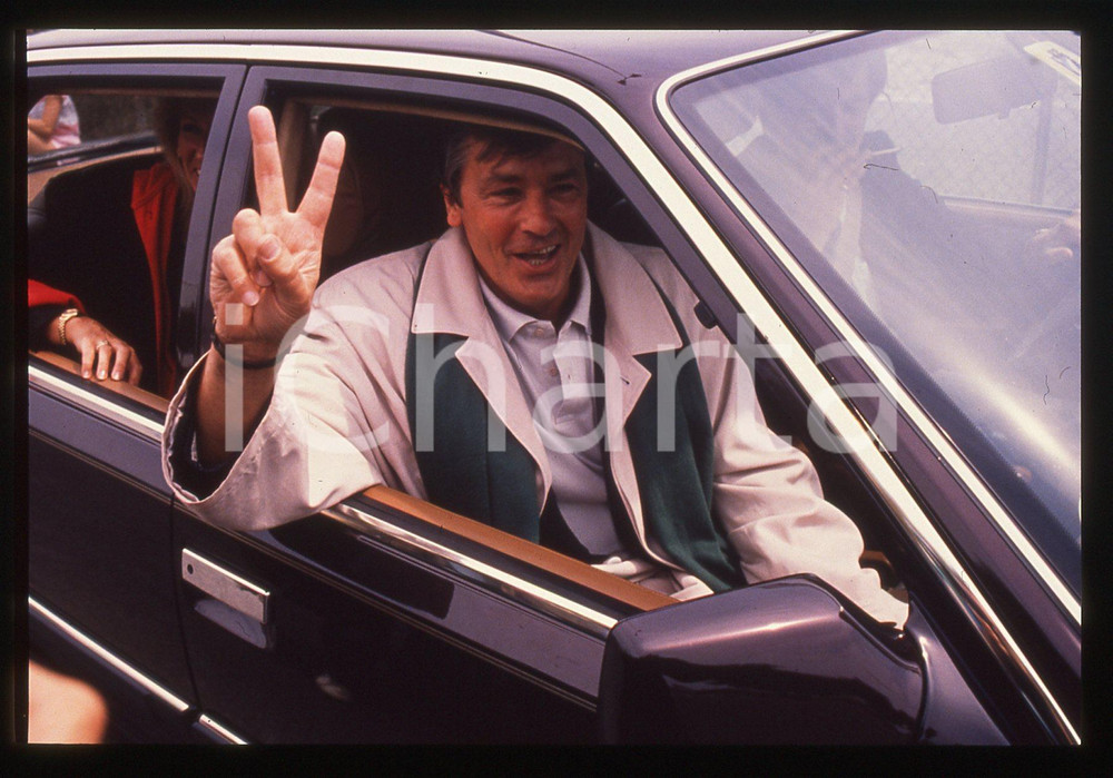 Alain DELON - CINEMA 1990 ca 35 mm vintage slide 53 Diapositiva originale, in formato 35 mm.Per i diritti rivolgersi a ICharta.E' severamente vietata la riproduzione. Tutti i diritti sono riservati.ICharta mette in vendita, sul negozio eBay e in esclusiva sul sito "icharta" il proprio archivio composto da numerose diapositive e negativi fotografici d'epoca, tutti originali e autentici, che attraversano la storia del costume tra la fine degli anni Sessanta e Novanta.Si tratta di uno sguardo inedito sull'attualità , la politica, la vita quotidiana, il gossip e la cultura, che fotografa il cambiamento della nazione in quest'ultimo scorcio del XX secolo.Un'occasione unica per il mercato del collezionismo, che vede finalmente disponibile un archivio eccezionale per vastità , tematiche e condizioni, in un settore (il negativo fotografico e la diapositiva) di assoluta novità e dalle interessanti prospettive di investimento.GOOD/buono  GOOD/buono   originale e autentica 1
