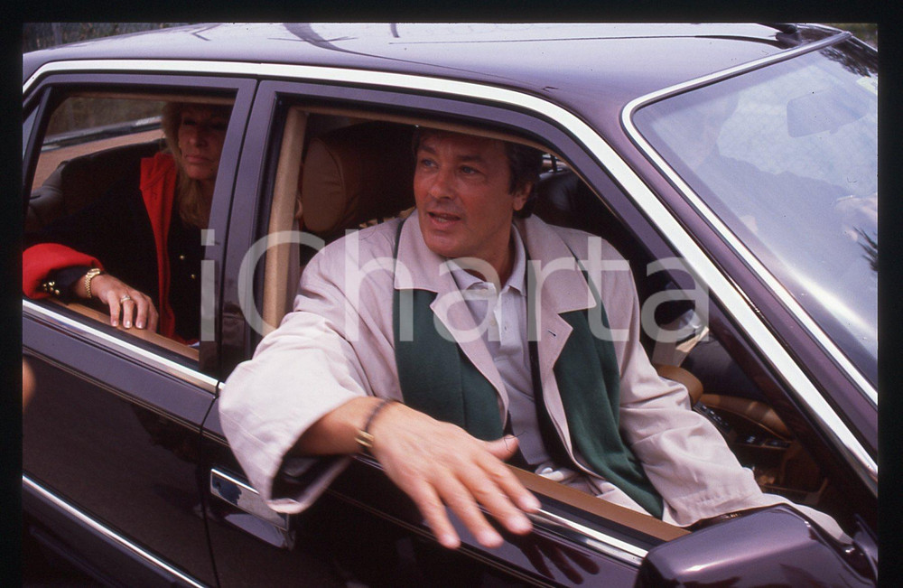 Alain DELON - CINEMA 1990 ca 35 mm vintage slide 56 Diapositiva originale, in formato 35 mm.Per i diritti rivolgersi a ICharta.E' severamente vietata la riproduzione. Tutti i diritti sono riservati.ICharta mette in vendita, sul negozio eBay e in esclusiva sul sito "icharta" il proprio archivio composto da numerose diapositive e negativi fotografici d'epoca, tutti originali e autentici, che attraversano la storia del costume tra la fine degli anni Sessanta e Novanta.Si tratta di uno sguardo inedito sull'attualità , la politica, la vita quotidiana, il gossip e la cultura, che fotografa il cambiamento della nazione in quest'ultimo scorcio del XX secolo.Un'occasione unica per il mercato del collezionismo, che vede finalmente disponibile un archivio eccezionale per vastità , tematiche e condizioni, in un settore (il negativo fotografico e la diapositiva) di assoluta novità e dalle interessanti prospettive di investimento.GOOD/buono  GOOD/buono   originale e autentica 1