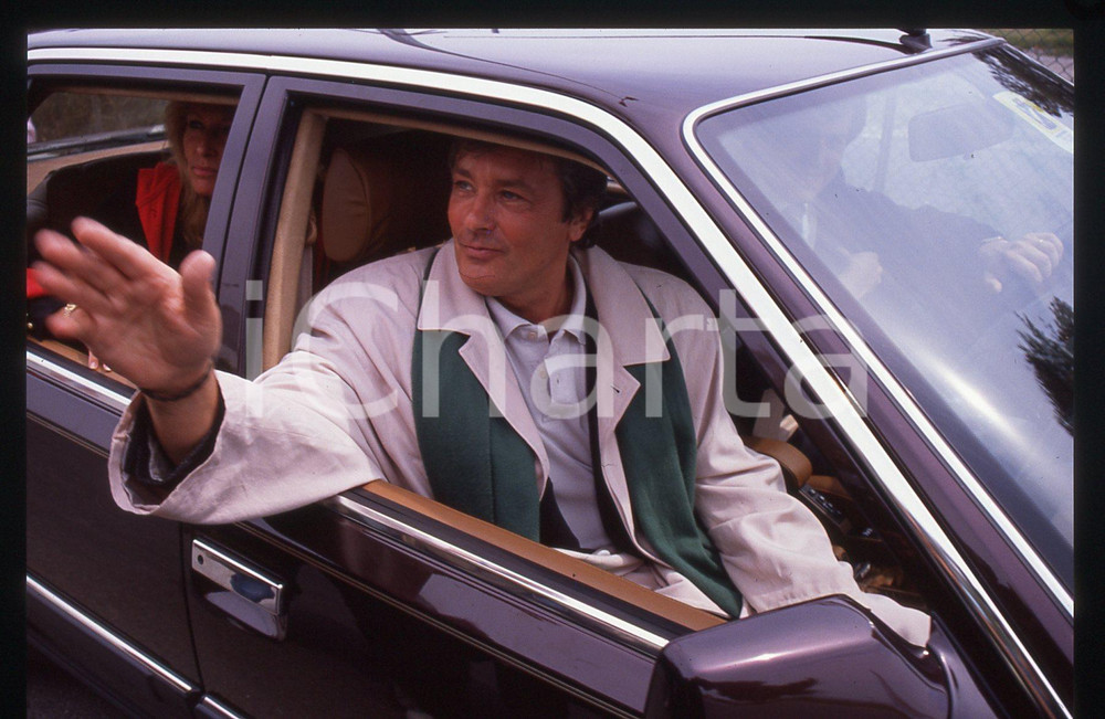 Alain DELON - CINEMA 1990 ca 35 mm vintage slide 59 Diapositiva originale, in formato 35 mm.Per i diritti rivolgersi a ICharta.E' severamente vietata la riproduzione. Tutti i diritti sono riservati.ICharta mette in vendita, sul negozio eBay e in esclusiva sul sito "icharta" il proprio archivio composto da numerose diapositive e negativi fotografici d'epoca, tutti originali e autentici, che attraversano la storia del costume tra la fine degli anni Sessanta e Novanta.Si tratta di uno sguardo inedito sull'attualità , la politica, la vita quotidiana, il gossip e la cultura, che fotografa il cambiamento della nazione in quest'ultimo scorcio del XX secolo.Un'occasione unica per il mercato del collezionismo, che vede finalmente disponibile un archivio eccezionale per vastità , tematiche e condizioni, in un settore (il negativo fotografico e la diapositiva) di assoluta novità e dalle interessanti prospettive di investimento.GOOD/buono  GOOD/buono   originale e autentica 1