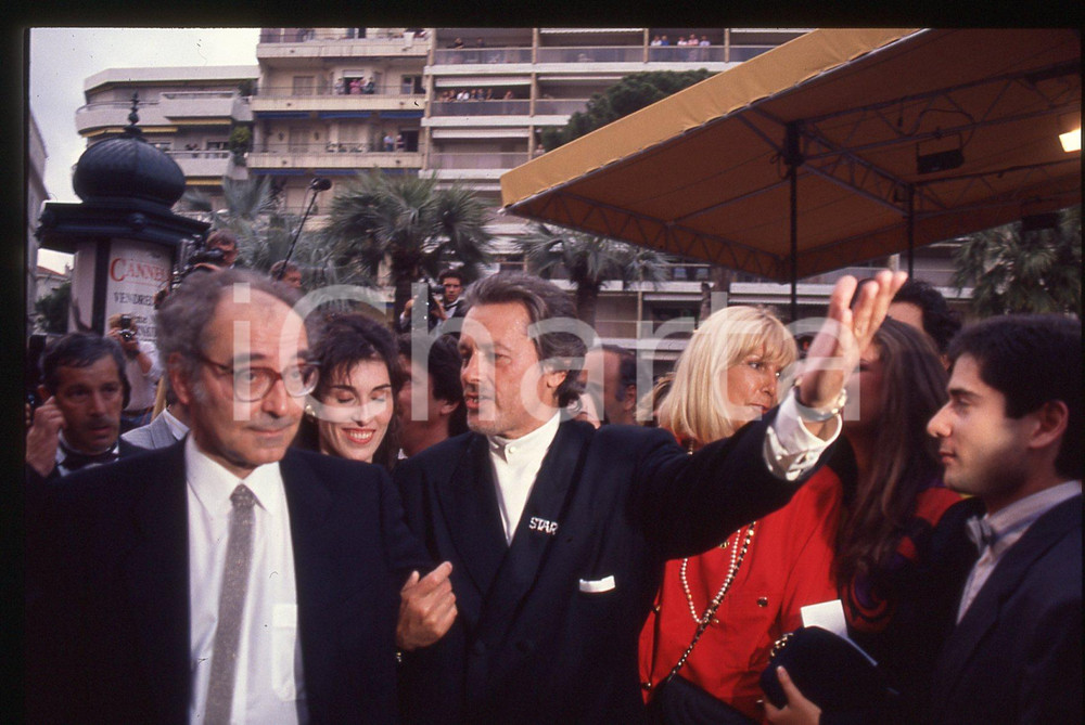 Jean-Luc GODARD Alain DELON FESTIVAL CINEMA CANNES 1990 35 mm vintage slide 12 Diapositiva d'epoca, in formato 35 mm.CONDIZIONI: GOODE' severamente vietata la riproduzione. Tutti i diritti sono riservati.Nella diapositiva ICharta mette in vendita, sul negozio eBay e in esclusiva sul sito "icharta" il proprio archivio composto da numerose diapositive e negativi fotografici d'epoca, tutti originali e autentici, che attraversano la storia del costume italiano tra gli la fine degli anni Sessanta e Novanta.Si tratta di uno sguardo inedito sull'attualit&agrave;, la politica, la vita quotidiana, il gossip e la cultura, che fotografa il cambiamento della nazione in quest'ultimo scorcio del XX secolo. Un'occasione unica per il mercato del collezionismo, che vede finalmente disponibile un archivio eccezionale per vastit&agrave;, tematiche e condizioni, in un settore (il negativo fotografico e la diapositiva) di assoluta novit&agrave; e dalle interessanti prospettive di investimento.  GOOD/buono   originale e autentica 1