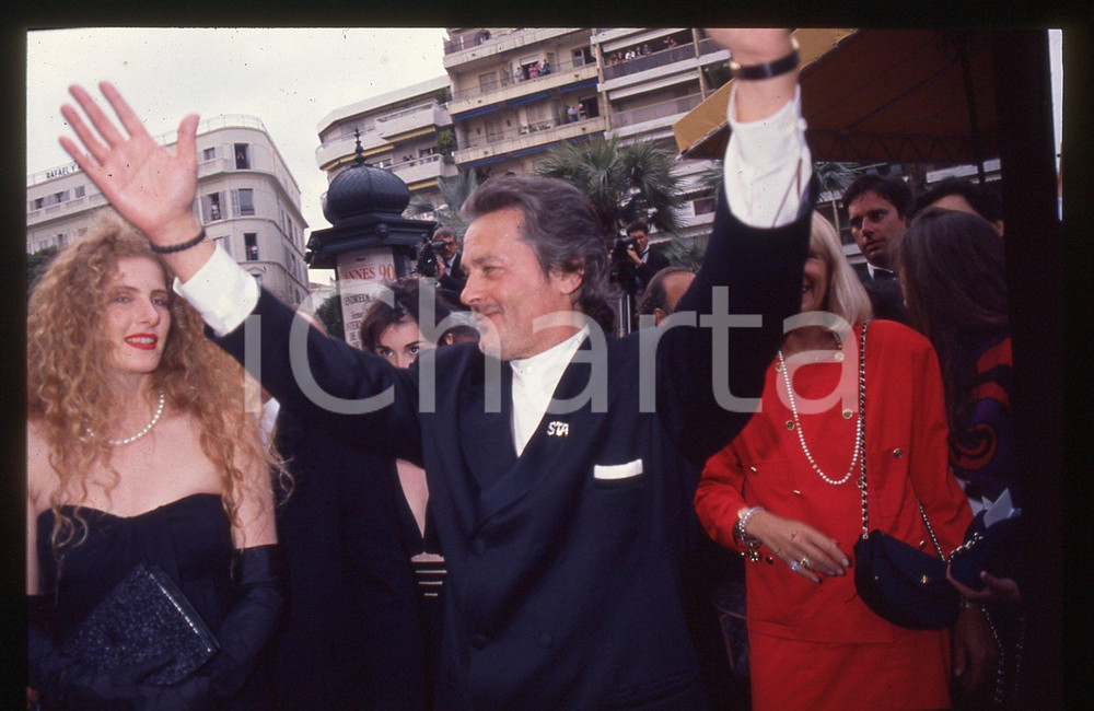 Alain DELON - FESTIVAL CINEMA CANNES 1990 35 mm vintage slide 13 Diapositiva originale, in formato 35 mm.Per i diritti rivolgersi a ICharta.E' severamente vietata la riproduzione. Tutti i diritti sono riservati.ICharta mette in vendita, sul negozio eBay e in esclusiva sul sito "icharta" il proprio archivio composto da numerose diapositive e negativi fotografici d'epoca, tutti originali e autentici, che attraversano la storia del costume tra la fine degli anni Sessanta e Novanta.Si tratta di uno sguardo inedito sull'attualità , la politica, la vita quotidiana, il gossip e la cultura, che fotografa il cambiamento della nazione in quest'ultimo scorcio del XX secolo.Un'occasione unica per il mercato del collezionismo, che vede finalmente disponibile un archivio eccezionale per vastità , tematiche e condizioni, in un settore (il negativo fotografico e la diapositiva) di assoluta novità e dalle interessanti prospettive di investimento. GOOD/buono   originale e autentica 1