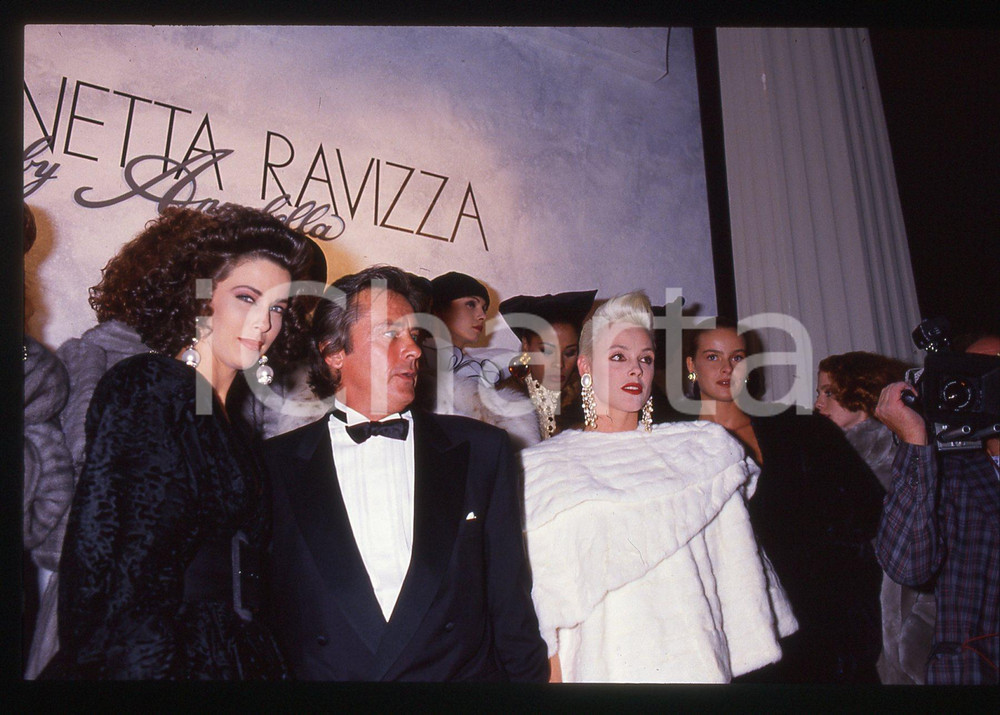 Fotografia d epoca originale Alain DELON e Brigitte NIELSEN  Sfilata ANNABELLA 1990 ca 35 mm vintage slide 1
