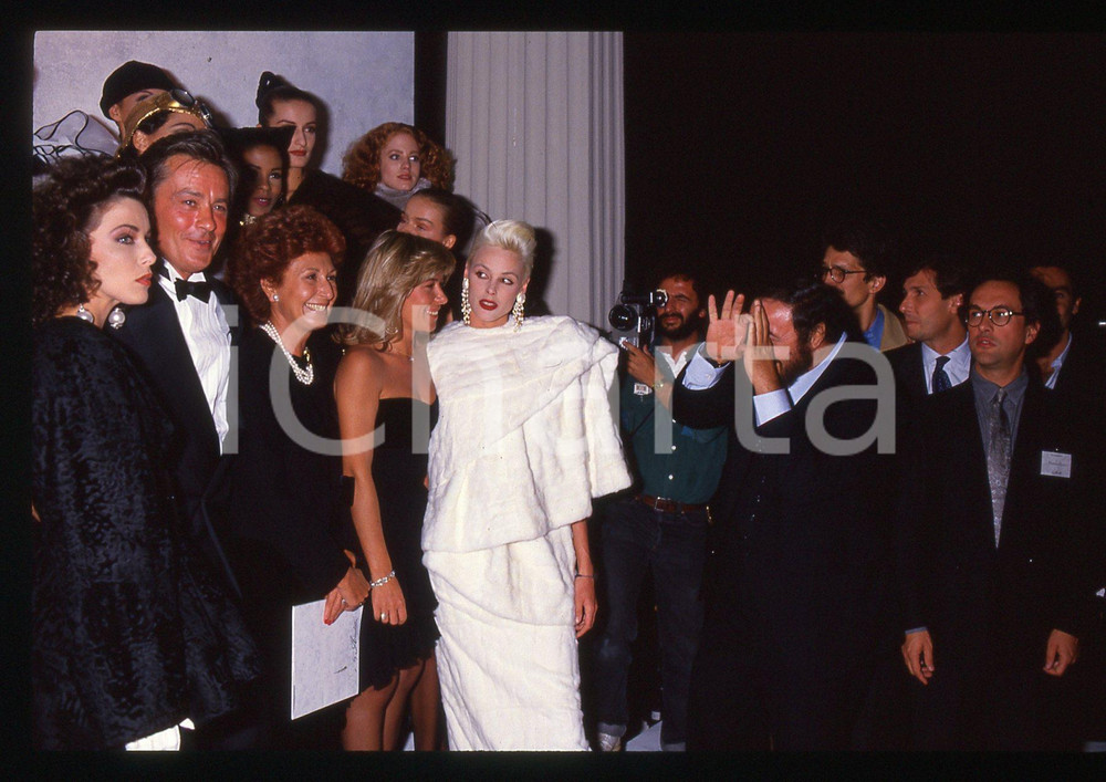 Luciano PAVAROTTI Alain DELON Sfilata ANNABELLA 1990 ca 35 mm vintage slide Diapositiva originale, in formato 35 mm.Per i diritti rivolgersi a ICharta.E' severamente vietata la riproduzione. Tutti i diritti sono riservati.ICharta mette in vendita, sul negozio eBay e in esclusiva sul sito "icharta" il proprio archivio composto da numerose diapositive e negativi fotografici d'epoca, tutti originali e autentici, che attraversano la storia del costume tra la fine degli anni Sessanta e Novanta.Si tratta di uno sguardo inedito sull'attualità , la politica, la vita quotidiana, il gossip e la cultura, che fotografa il cambiamento della nazione in quest'ultimo scorcio del XX secolo.Un'occasione unica per il mercato del collezionismo, che vede finalmente disponibile un archivio eccezionale per vastità , tematiche e condizioni, in un settore (il negativo fotografico e la diapositiva) di assoluta novità e dalle interessanti prospettive di investimento. GOOD/buono   originale e autentica 1