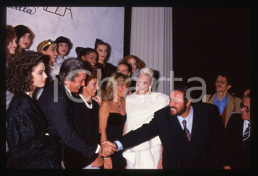Alain DELON e Luciano PAVAROTTI Sfilata ANNABELLA 1990 ca 35 mm vintage slide 1 Diapositiva originale, in formato 35 mm.Nella diapositiva sono inoltre presenti Anna Craxi e Brigitte NielsenPer i diritti rivolgersi a ICharta.E' severamente vietata la riproduzione. Tutti i diritti sono riservati.ICharta mette in vendita, sul negozio eBay e in esclusiva sul sito "icharta" il proprio archivio composto da numerose diapositive e negativi fotografici d'epoca, tutti originali e autentici, che attraversano la storia del costume tra la fine degli anni Sessanta e Novanta.Si tratta di uno sguardo inedito sull'attualità , la politica, la vita quotidiana, il gossip e la cultura, che fotografa il cambiamento della nazione in quest'ultimo scorcio del XX secolo.Un'occasione unica per il mercato del collezionismo, che vede finalmente disponibile un archivio eccezionale per vastità , tematiche e condizioni, in un settore (il negativo fotografico e la diapositiva) di assoluta novità e dalle interessanti prospettive di investimento. GOOD/buono   originale e autentica 1