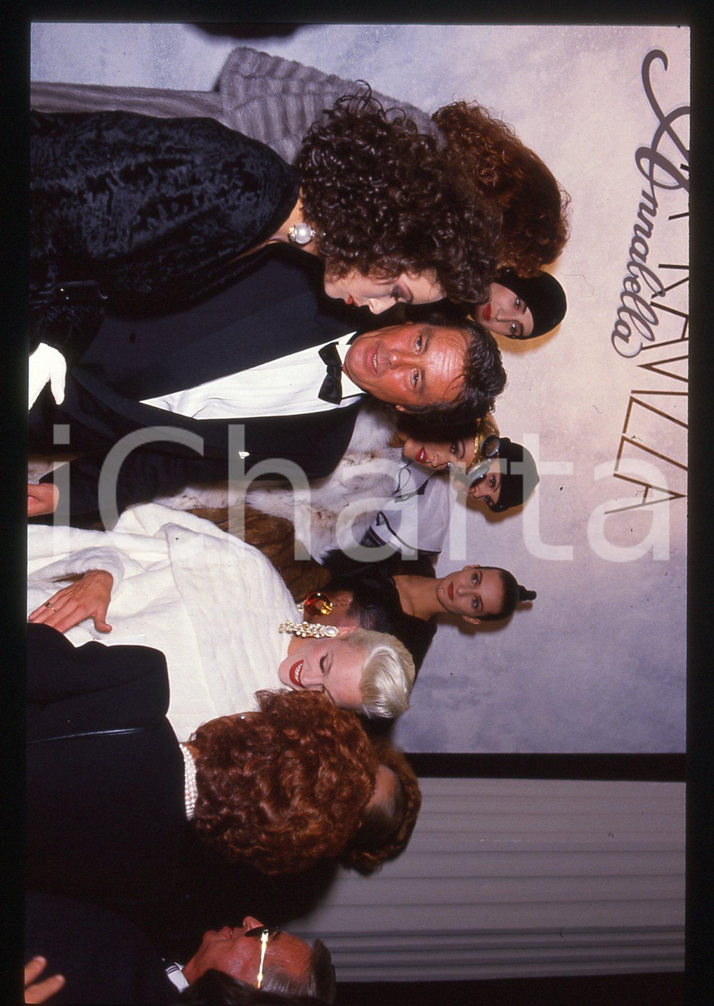Alain DELON e Brigitte NIELSEN - Sfilata ANNABELLA 1990 ca 35 mm vintage slide 2 Diapositiva originale, in formato 35 mm.Per i diritti rivolgersi a ICharta.E' severamente vietata la riproduzione. Tutti i diritti sono riservati.ICharta mette in vendita, sul negozio eBay e in esclusiva sul sito "icharta" il proprio archivio composto da numerose diapositive e negativi fotografici d'epoca, tutti originali e autentici, che attraversano la storia del costume tra la fine degli anni Sessanta e Novanta.Si tratta di uno sguardo inedito sull'attualità , la politica, la vita quotidiana, il gossip e la cultura, che fotografa il cambiamento della nazione in quest'ultimo scorcio del XX secolo.Un'occasione unica per il mercato del collezionismo, che vede finalmente disponibile un archivio eccezionale per vastità , tematiche e condizioni, in un settore (il negativo fotografico e la diapositiva) di assoluta novità e dalle interessanti prospettive di investimento. GOOD/buono   originale e autentica 1