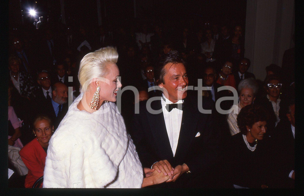 Alain DELON e Brigitte NIELSEN - Sfilata ANNABELLA 1990 ca 35 mm vintage slide 3 Diapositiva originale, in formato 35 mm.Per i diritti rivolgersi a ICharta.E' severamente vietata la riproduzione. Tutti i diritti sono riservati.ICharta mette in vendita, sul negozio eBay e in esclusiva sul sito "icharta" il proprio archivio composto da numerose diapositive e negativi fotografici d'epoca, tutti originali e autentici, che attraversano la storia del costume tra la fine degli anni Sessanta e Novanta.Si tratta di uno sguardo inedito sull'attualità , la politica, la vita quotidiana, il gossip e la cultura, che fotografa il cambiamento della nazione in quest'ultimo scorcio del XX secolo.Un'occasione unica per il mercato del collezionismo, che vede finalmente disponibile un archivio eccezionale per vastità , tematiche e condizioni, in un settore (il negativo fotografico e la diapositiva) di assoluta novità e dalle interessanti prospettive di investimento. GOOD/buono   originale e autentica 1