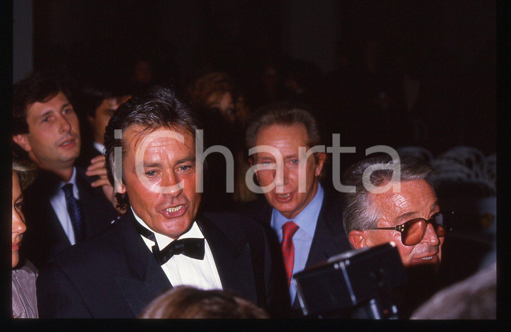 Alain DELON e Mike BONGIORNO - Sfilata ANNABELLA 1990 ca 35 mm vintage slide Diapositiva originale, in formato 35 mm.Per i diritti rivolgersi a ICharta.E' severamente vietata la riproduzione. Tutti i diritti sono riservati.ICharta mette in vendita, sul negozio eBay e in esclusiva sul sito "icharta" il proprio archivio composto da numerose diapositive e negativi fotografici d'epoca, tutti originali e autentici, che attraversano la storia del costume tra la fine degli anni Sessanta e Novanta.Si tratta di uno sguardo inedito sull'attualità , la politica, la vita quotidiana, il gossip e la cultura, che fotografa il cambiamento della nazione in quest'ultimo scorcio del XX secolo.Un'occasione unica per il mercato del collezionismo, che vede finalmente disponibile un archivio eccezionale per vastità , tematiche e condizioni, in un settore (il negativo fotografico e la diapositiva) di assoluta novità e dalle interessanti prospettive di investimento. GOOD/buono   originale e autentica 1