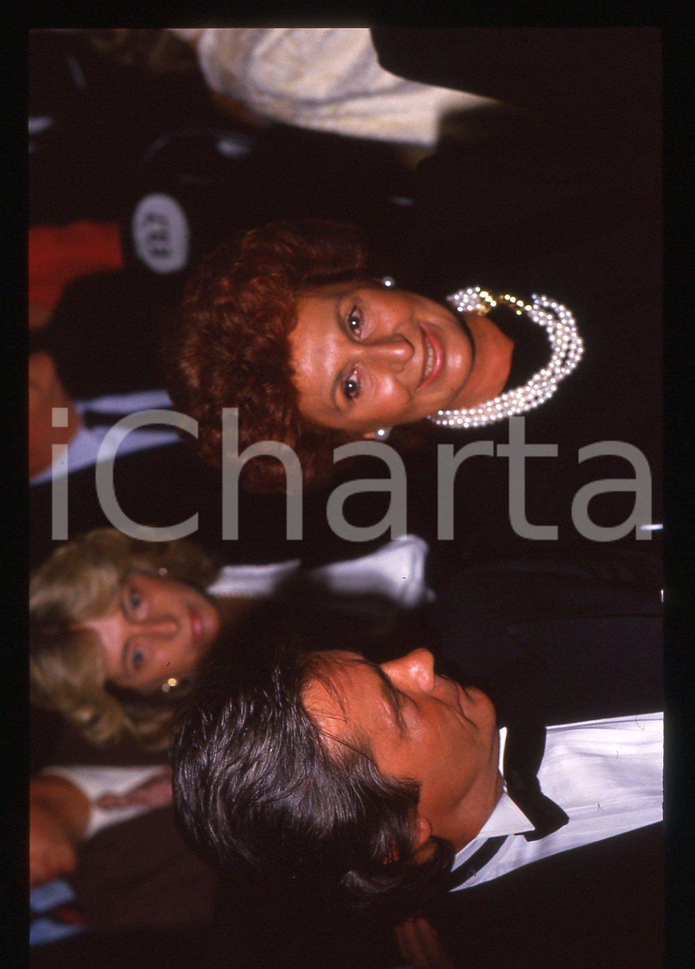 Alain DELON e Anna CRAXI - Sfilata ANNABELLA 1990 ca 35 mm vintage slide Diapositiva originale, in formato 35 mm.Per i diritti rivolgersi a ICharta.E' severamente vietata la riproduzione. Tutti i diritti sono riservati.ICharta mette in vendita, sul negozio eBay e in esclusiva sul sito "icharta" il proprio archivio composto da numerose diapositive e negativi fotografici d'epoca, tutti originali e autentici, che attraversano la storia del costume tra la fine degli anni Sessanta e Novanta.Si tratta di uno sguardo inedito sull'attualità , la politica, la vita quotidiana, il gossip e la cultura, che fotografa il cambiamento della nazione in quest'ultimo scorcio del XX secolo.Un'occasione unica per il mercato del collezionismo, che vede finalmente disponibile un archivio eccezionale per vastità , tematiche e condizioni, in un settore (il negativo fotografico e la diapositiva) di assoluta novità e dalle interessanti prospettive di investimento. GOOD/buono   originale e autentica 1