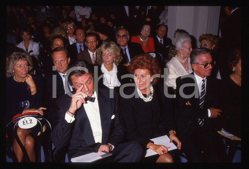 Alain DELON e Anna CRAXI - Sfilata ANNABELLA 1990 ca 35 mm vintage slide 2 Diapositiva originale, in formato 35 mm.Per i diritti rivolgersi a ICharta.E' severamente vietata la riproduzione. Tutti i diritti sono riservati.ICharta mette in vendita, sul negozio eBay e in esclusiva sul sito "icharta" il proprio archivio composto da numerose diapositive e negativi fotografici d'epoca, tutti originali e autentici, che attraversano la storia del costume tra la fine degli anni Sessanta e Novanta.Si tratta di uno sguardo inedito sull'attualità , la politica, la vita quotidiana, il gossip e la cultura, che fotografa il cambiamento della nazione in quest'ultimo scorcio del XX secolo.Un'occasione unica per il mercato del collezionismo, che vede finalmente disponibile un archivio eccezionale per vastità , tematiche e condizioni, in un settore (il negativo fotografico e la diapositiva) di assoluta novità e dalle interessanti prospettive di investimento. GOOD/buono   originale e autentica 1