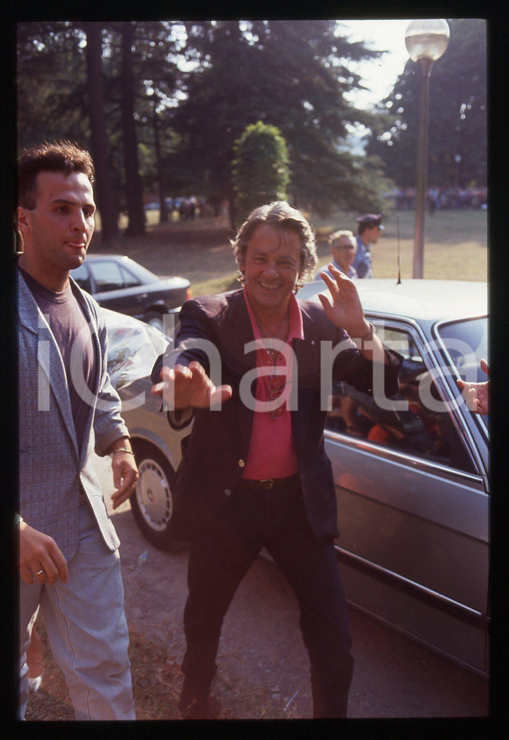 Alain DELON - CINEMA 1990 ca 35 mm vintage slide 60 Diapositiva originale, in formato 35 mm.Per i diritti rivolgersi a ICharta.E' severamente vietata la riproduzione. Tutti i diritti sono riservati.ICharta mette in vendita, sul negozio eBay e in esclusiva sul sito "icharta" il proprio archivio composto da numerose diapositive e negativi fotografici d'epoca, tutti originali e autentici, che attraversano la storia del costume tra la fine degli anni Sessanta e Novanta.Si tratta di uno sguardo inedito sull'attualità , la politica, la vita quotidiana, il gossip e la cultura, che fotografa il cambiamento della nazione in quest'ultimo scorcio del XX secolo.Un'occasione unica per il mercato del collezionismo, che vede finalmente disponibile un archivio eccezionale per vastità , tematiche e condizioni, in un settore (il negativo fotografico e la diapositiva) di assoluta novità e dalle interessanti prospettive di investimento. GOOD/buono   originale e autentica 1