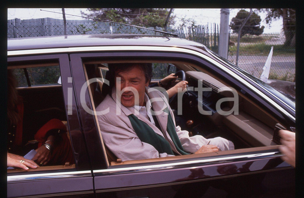 Alain DELON - CINEMA 1990 ca 35 mm vintage slide 61 Diapositiva originale, in formato 35 mm.Per i diritti rivolgersi a ICharta.E' severamente vietata la riproduzione. Tutti i diritti sono riservati.ICharta mette in vendita, sul negozio eBay e in esclusiva sul sito "icharta" il proprio archivio composto da numerose diapositive e negativi fotografici d'epoca, tutti originali e autentici, che attraversano la storia del costume tra la fine degli anni Sessanta e Novanta.Si tratta di uno sguardo inedito sull'attualità , la politica, la vita quotidiana, il gossip e la cultura, che fotografa il cambiamento della nazione in quest'ultimo scorcio del XX secolo.Un'occasione unica per il mercato del collezionismo, che vede finalmente disponibile un archivio eccezionale per vastità , tematiche e condizioni, in un settore (il negativo fotografico e la diapositiva) di assoluta novità e dalle interessanti prospettive di investimento. GOOD/buono   originale e autentica 1
