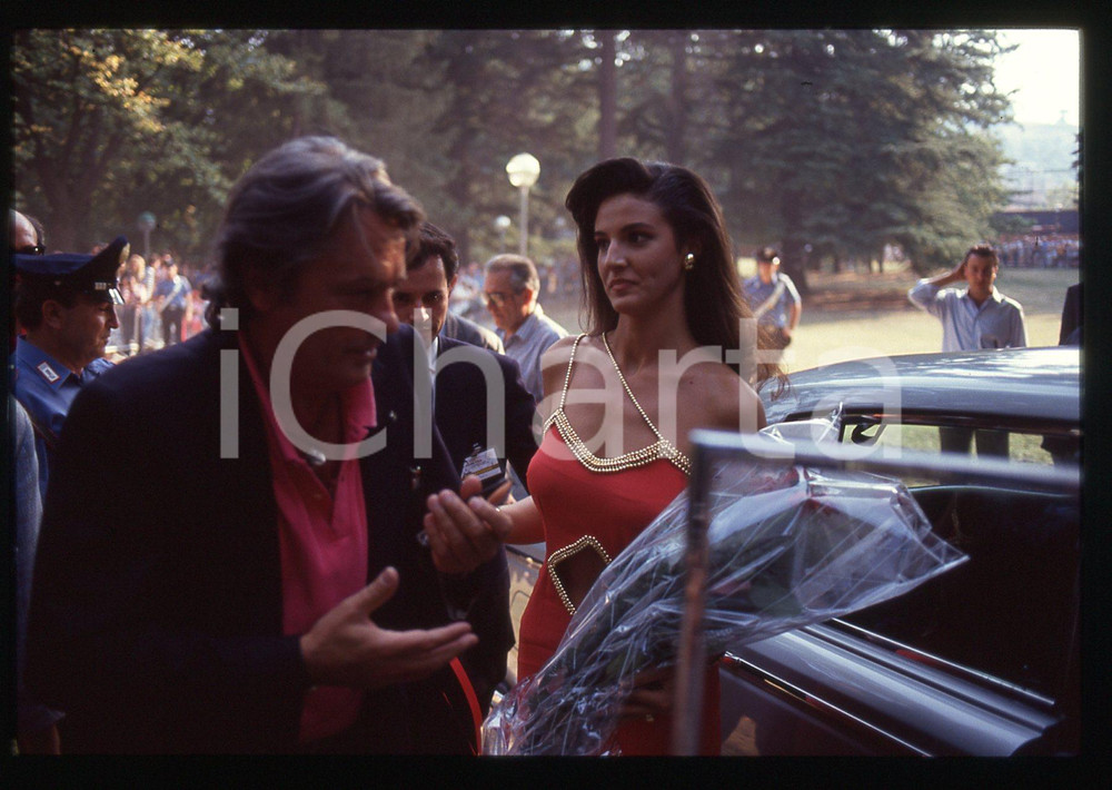 Alain DELON - CINEMA 1990 ca 35 mm vintage slide 62 Diapositiva originale, in formato 35 mm.Per i diritti rivolgersi a ICharta.E' severamente vietata la riproduzione. Tutti i diritti sono riservati.ICharta mette in vendita, sul negozio eBay e in esclusiva sul sito "icharta" il proprio archivio composto da numerose diapositive e negativi fotografici d'epoca, tutti originali e autentici, che attraversano la storia del costume tra la fine degli anni Sessanta e Novanta.Si tratta di uno sguardo inedito sull'attualità , la politica, la vita quotidiana, il gossip e la cultura, che fotografa il cambiamento della nazione in quest'ultimo scorcio del XX secolo.Un'occasione unica per il mercato del collezionismo, che vede finalmente disponibile un archivio eccezionale per vastità , tematiche e condizioni, in un settore (il negativo fotografico e la diapositiva) di assoluta novità e dalle interessanti prospettive di investimento. GOOD/buono   originale e autentica 1