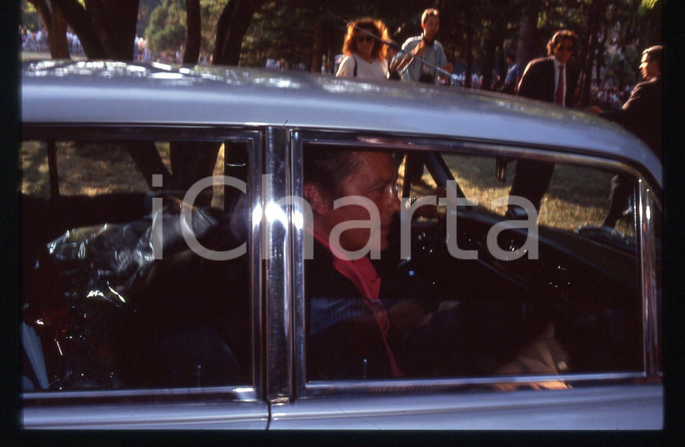 Alain DELON - CINEMA 1990 ca 35 mm vintage slide 63 Diapositiva originale, in formato 35 mm.Per i diritti rivolgersi a ICharta.E' severamente vietata la riproduzione. Tutti i diritti sono riservati.ICharta mette in vendita, sul negozio eBay e in esclusiva sul sito "icharta" il proprio archivio composto da numerose diapositive e negativi fotografici d'epoca, tutti originali e autentici, che attraversano la storia del costume tra la fine degli anni Sessanta e Novanta.Si tratta di uno sguardo inedito sull'attualità , la politica, la vita quotidiana, il gossip e la cultura, che fotografa il cambiamento della nazione in quest'ultimo scorcio del XX secolo.Un'occasione unica per il mercato del collezionismo, che vede finalmente disponibile un archivio eccezionale per vastità , tematiche e condizioni, in un settore (il negativo fotografico e la diapositiva) di assoluta novità e dalle interessanti prospettive di investimento. GOOD/buono   originale e autentica 1